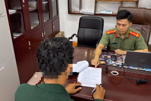 Công an phường Cẩm Phả làm việc với trường hợp đăng tải thông tin sai sự thật trên mạng xã hội. (Ảnh: Công an Quảng Ninh)