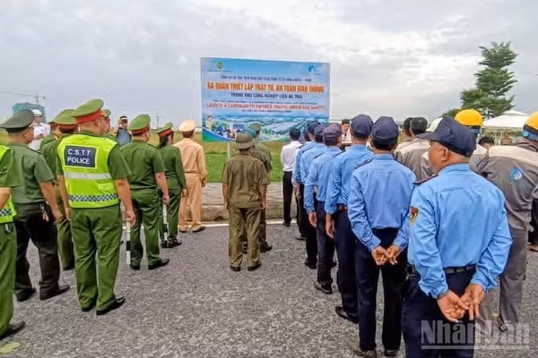 Các lực lượng chức năng tại lễ ra quân bảo đảm an ninh trật tự khu công nghiệp. (Ảnh: MAI TÚ)