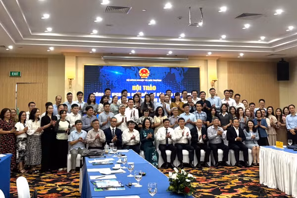 Đại biểu dự hội thảo chụp ảnh lưu niệm. (Ảnh: Đức Tùng)