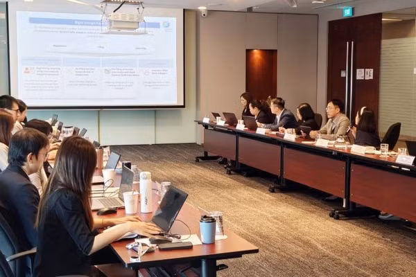 Phó Cục trưởng Mai Sơn trao đổi với các chuyên gia thuộc Cơ quan Thuế Singapore (IRAS).
