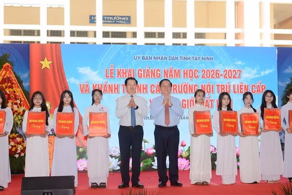 Đại tướng Nguyễn Trọng Nghĩa trao học bổng tặng học sinh có hoàn cảnh khó khăn. (Ảnh: Báo Quân đội nhân dân)