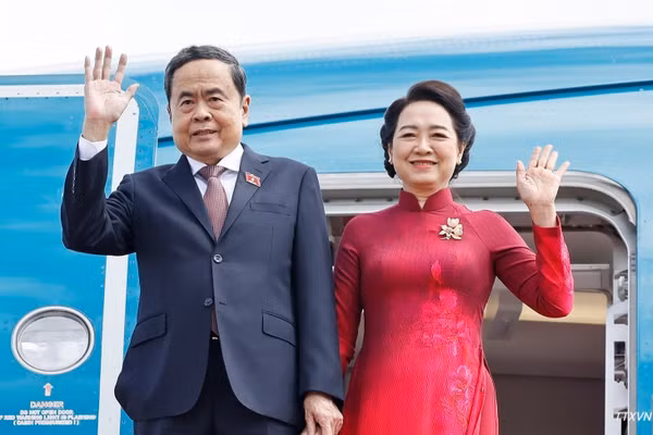 Chủ tịch Quốc hội Trần Thanh Mẫn và Phu nhân đến thủ đô Seoul, bắt đầu thăm chính thức Hàn Quốc. (Ảnh: TTXVN)
