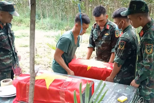 Ba hài cốt liệt sĩ được tìm thấy tại xã Quế Phước. (Ảnh: QUANG CƯỜNG)