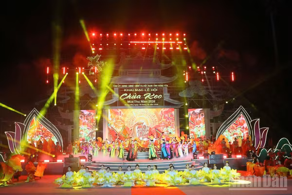 Chương trình nghệ thuật chủ đề “Chùa Keo-Thần Quang linh tự”, quy tụ gần 300 nghệ sĩ, diễn viên. (Ảnh: MAI TÚ)