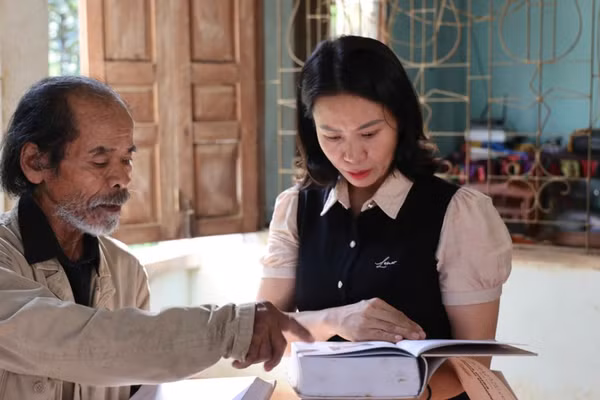 Nghệ nhân Mấu Quốc Tiến (Chamaliaq Riya Tiẻng) đang kể lại câu chuyện sưu tầm Sử thi Raglai với cán bộ văn hóa. (Ảnh: Vũ Tân)