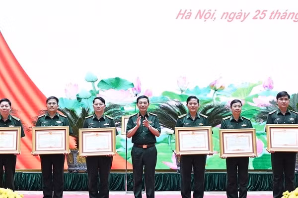 Đại tá Đỗ Quang Thấm, Phó Chính ủy Bộ Chỉ huy Quân sự tỉnh Đắk Lắk, Chính ủy Ban Chỉ huy Bộ đội Biên phòng (người đứng ngoài cùng bên trái) vinh dự nhận Bằng khen của Thủ tướng Chính phủ. (Ảnh: Dân Quân)