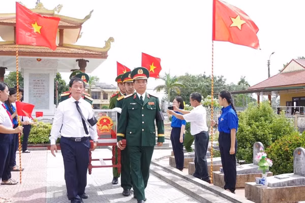 Tỉnh Quảng Trị long trọng tổ chức lễ truy điệu và an táng 13 hài cốt liệt sĩ được tìm thấy tại khu vực Câu Nhi. (Ảnh: Hiếu Minh)