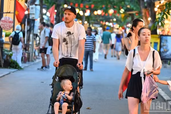Du khách châu Âu khám phá Hội An. (Ảnh: THẾ ĐẠI)