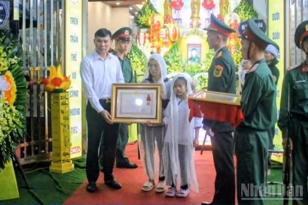 Thừa ủy quyền của Chủ tịch nước, đồng chí Lê Huy, Phó Chủ tịch Thường trực Ủy ban nhân dân tỉnh Hưng Yên trao Quyết định truy tặng Huân chương Dũng cảm cho nhân thân Trung tá Trần Văn Tùng. (Ảnh: MAI TÚ)