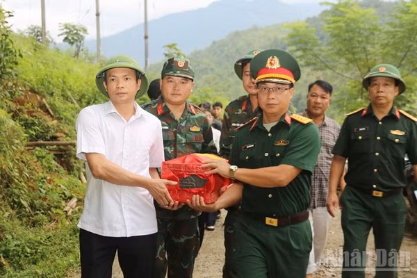 Cán bộ, chiến sĩ và các lực lượng tham gia đưa hài cốt liệt sĩ dời khu vực khai quật. (Ảnh: THANH SƠN)