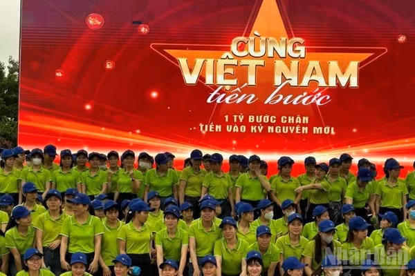 Hoạt động “Cùng Việt Nam tiến bước” năm 2025 đã được tỉnh Hưng Yên tổ chức thành công, hứa hẹn năm nay sẽ huy động lực lượng tham gia đông đảo hơn. (Ảnh: MAI TÚ)