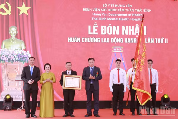Thừa ủy quyền của Chủ tịch nước, Thứ trưởng Y tế Đỗ Xuân Tuyên trao Huân chương Lao động hạng Ba cho Bệnh viện Sức khỏe tâm thần Thái Bình. (Ảnh: MAI TÚ)