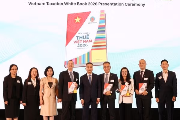 Cục trưởng Mai Xuân Thành chính thức giới thiệu và trao tặng “Sách Trắng Thuế Việt Nam 2026” cho Deloitte Việt Nam.