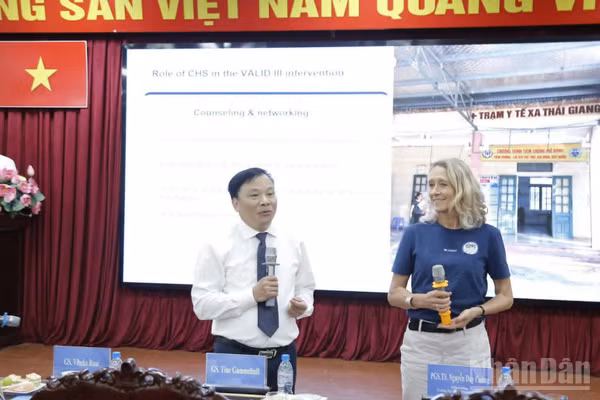 Các đại biểu trao đổi tại hội thảo. (Ảnh: MAI TÚ)