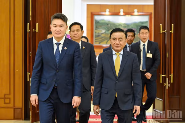  Thường trực Ban Bí thư Trần Cẩm Tú tiếp đoàn đại biểu Trung ương Đoàn Thanh niên Nhân dân Cách mạng Lào do đồng chí Thongly Sisoulith, Ủy viên Trung ương Đảng Nhân dân Cách mạng Lào, Bí thư Ban Chấp hành Trung ương Đoàn Thanh niên Nhân dân Cách mạng Lào dẫn đầu, đang thăm làm việc tại Việt Nam. (Ảnh: THỦY NGUYÊN)