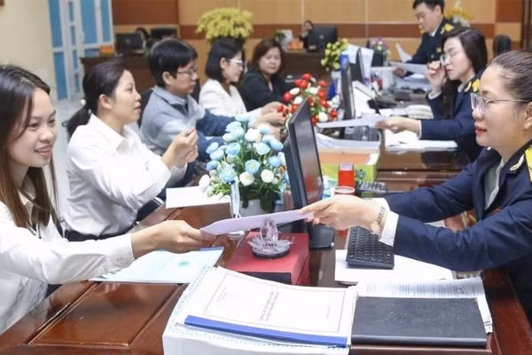 Công chức Thuế tỉnh Thái Nguyên hỗ trợ người nộp thuế làm sạch mã số thuế.