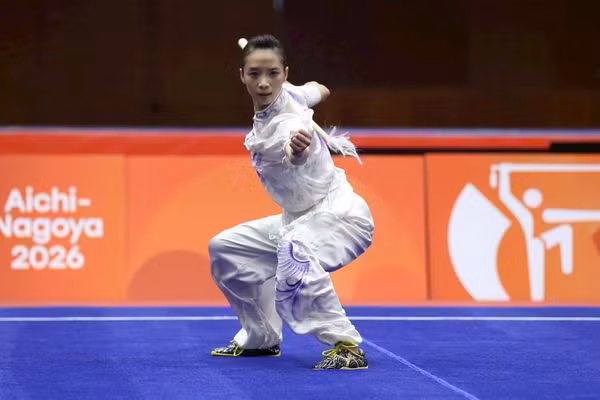 Võ sĩ Dương Thúy Vi trong bài thi đoạt Huy chương đồng môn wushu. (Ảnh: BÙI LƯỢNG)