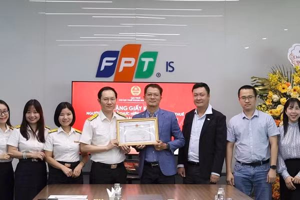 Cục Thuế chúc mừng và trao Giấy khen về tuân thủ chính sách, pháp luật thuế năm 2025 cho Công ty trách nhiệm hữu hạn FPT IS. (Ảnh: Cục Thuế)