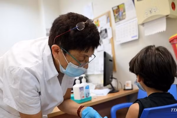 Ảnh minh họa: Nhân viên y tế tiêm vaccine cho người dân tại Modiin, Israel. (Ảnh: THX/TTXVN)