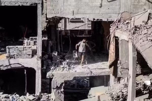 Cảnh đổ nát sau cuộc tấn công của Israel tại trại tị nạn Al-Shati, phía tây Gaza, ngày 9/5/2026. (Ảnh minh họa: THX/TTXVN)