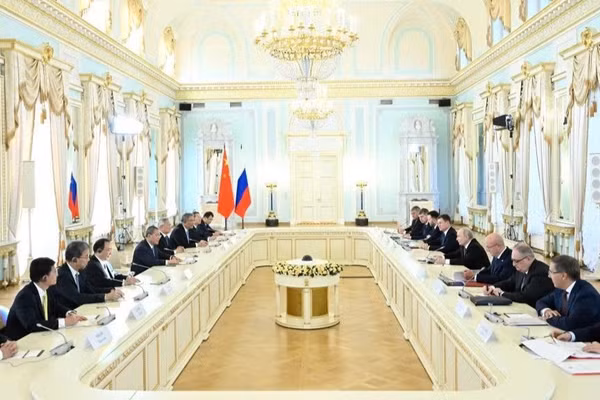 Thủ tướng Trung Quốc gặp Tổng thống Nga tại Saint Petersburg. (Ảnh: TÂN HOA XÃ)