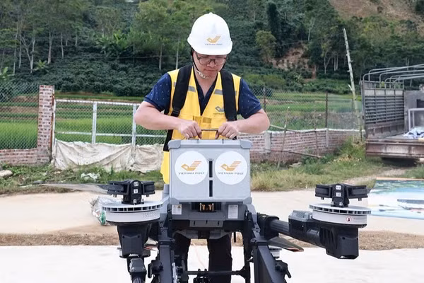 Nhân viên lắp pin, chuẩn bị vận hành UAV phục vụ vận chuyển nông sản tại xã Mường Ảng, tỉnh Điện Biên. (Ảnh: VIETNAM POST)