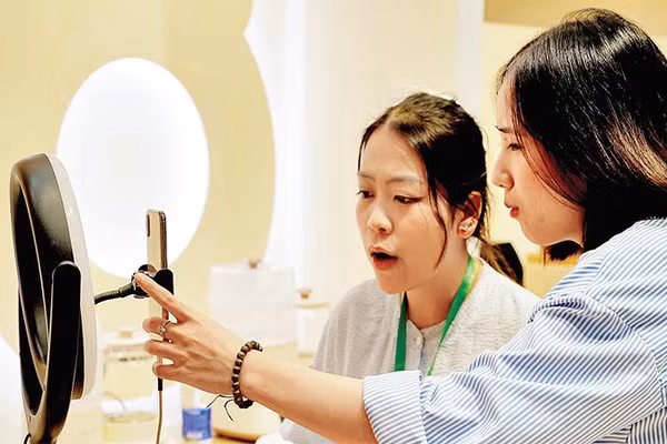 Thương mại điện tử nở rộ góp phần vào sức tăng trưởng mạnh mẽ của nền kinh tế số. (Trong ảnh: Một buổi livestream giới thiệu sản phẩm và bán hàng). Ảnh: NAM ANH