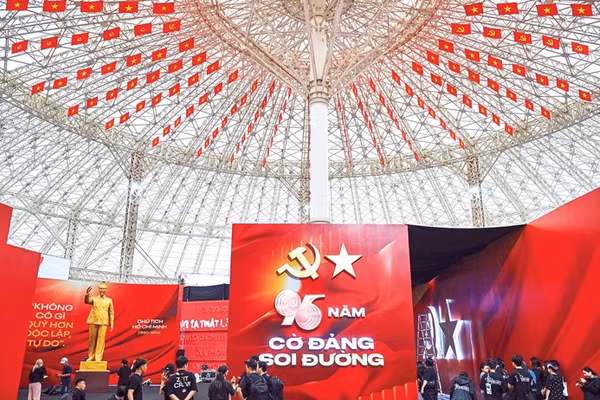 Không gian Triển lãm 95 năm Cờ Đảng soi đường (thuộc khuôn khổ Triển lãm Thành tựu đất nước “80 năm hành trình Độc lập - Tự do - Hạnh phúc”) tại Trung tâm Triển lãm Việt Nam (VEC). Ảnh: THÀNH ĐẠT
