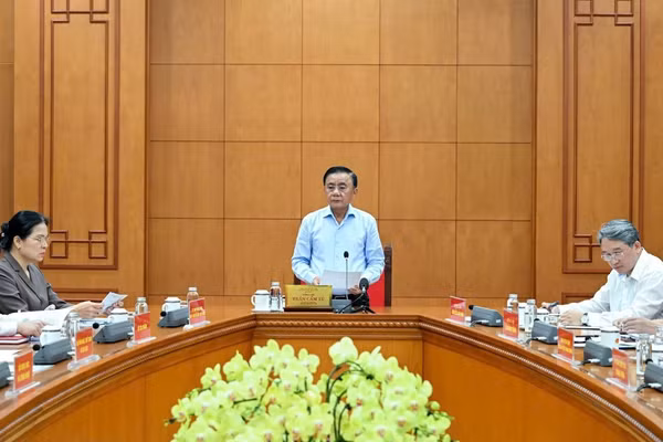 Thường trực Ban Bí thư Trần Cẩm Tú chủ trì cuộc họp với Văn phòng Trung ương Đảng. (Ảnh DUY LINH)