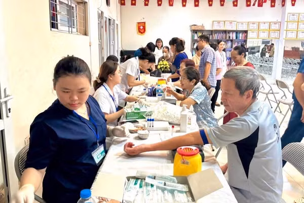 Khám sức khỏe cho người cao tuổi tại Hà Nội. (Ảnh: NGUYÊN TRANG)