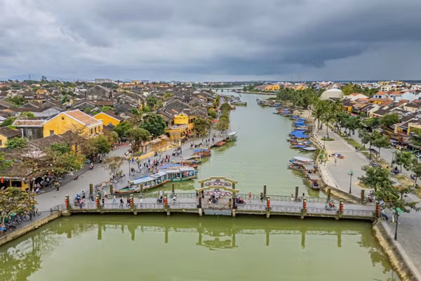 Sông Hoài uốn lượn giữa lòng phố cổ Hội An. (Ảnh: LÂM PHAN)
