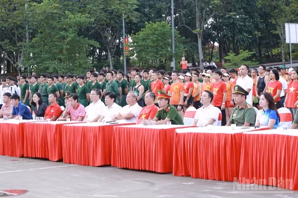 Các đại biểu tham dự chương trình tại điểm cầu Trường đại học Hùng Vương.