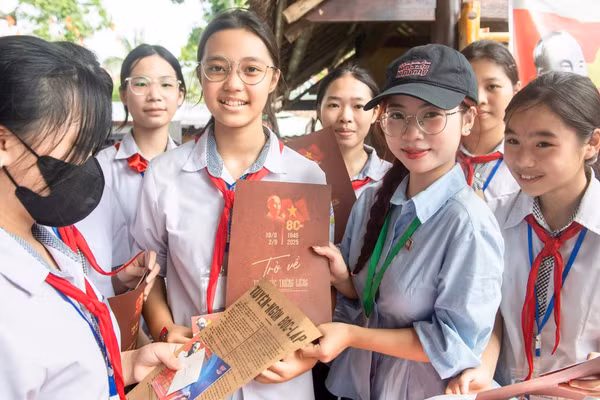 Các em học sinh trải nghiệm không gian thực tế ảo tái hiện ngày 2/9/1945 tại Lễ hội Làng Sen 2026. (Ảnh: Quỳnh Trang)