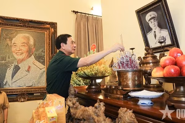 Đại tướng Phan Văn Giang dâng hương tưởng niệm, tri ân nguyên Tổng Bí thư Lê Khả Phiêu, nguyên Chủ tịch nước Lê Đức Anh và Đại tướng Võ Nguyên Giáp. (Ảnh: Báo Quân đội nhân dân)