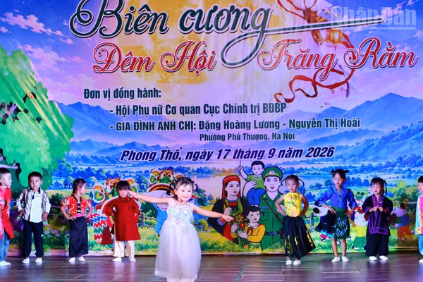 Các cháu thiếu nhi ở khu vực biên giới Huổi Luông xã Phong Thổ biểu diễn văn nghệ tại Chương trình Biên cương-Đêm hội trăng rằm.