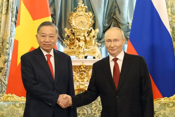 Tổng Bí thư, Chủ tịch nước Tô Lâm và Tổng thống Nga Vladimir Putin chụp ảnh chung trước hội đàm. 