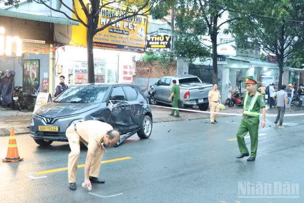 Lực lượng Công an thành phố Đồng Nai phong tỏa hiện trường, khám nghiệm điều tra làm rõ nguyên nhân vụ tai nạn. (Ảnh: THIÊN VƯƠNG)
