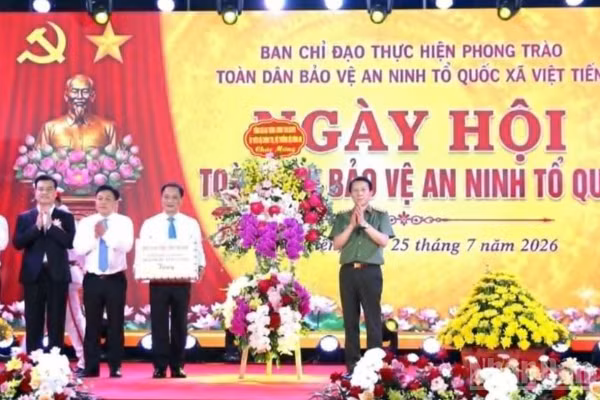 Bộ trưởng Lương Tam Quang tặng hoa chúc mừng.