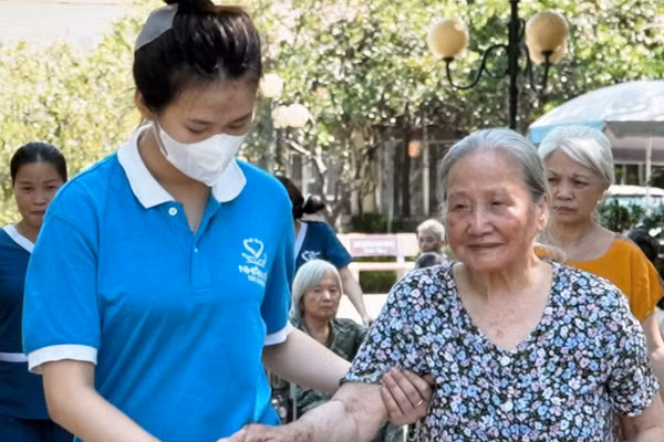 Chăm sóc sức khỏe người cao tuổi tại trung tâm dưỡng lão ở Hà Nội. (Ảnh: MINH HUỆ)
