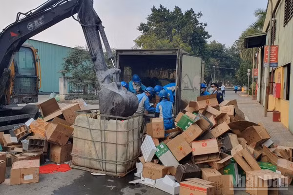 Lực lượng chức năng tỉnh Hưng Yên tổ chức tiêu hủy hơn 2.000 chai rượu nhập lậu.