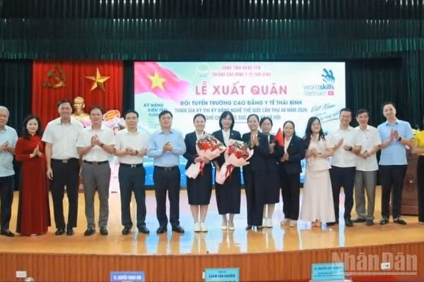 Các đại biểu tại lễ xuất quân Đội tuyển tham dự Kỳ thi Kỹ năng nghề thế giới. (Ảnh Mai Tú)
