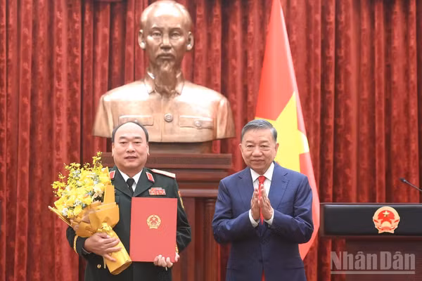 Tổng Bí thư, Chủ tịch nước Tô Lâm trao Quyết định thăng quân hàm Thượng tướng đối với đồng chí Lê Quang Đạo, Phó Tổng Tham mưu trưởng Quân đội nhân dân Việt Nam. (Ảnh: ĐĂNG KHOA)
