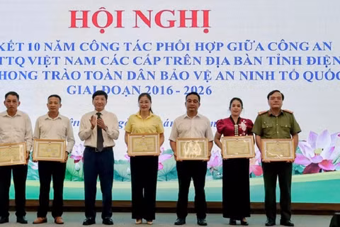 Đồng chí Mùa A Vảng trao bằng khen của Ủy ban Mặt trận Tổ quốc Việt Nam tỉnh cho các tập thể, cá nhân có nhiều đóng góp trong công tác phối hợp, bảo đảm an ninh trật tự tại cơ sở.
