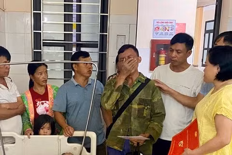 Đại diện lãnh đạo xã Mường Nhé cùng các đoàn thể đến thăm, chia buồn với gia đình nạn nhân. 