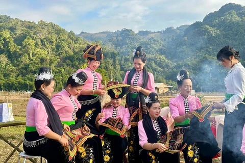 Phụ nữ Thái làm duyên trên sàn Hạn Khuống tại Hội xuân Sam Mứn, tỉnh Điện Biên.