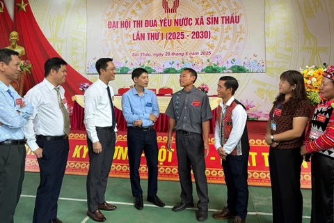 Đồng chí Đặng Thành Huy (thứ 3 từ trái sang), Bí thư Đảng ủy xã Sín Thầu, tỉnh Điện Biên động viên bà con nhân dân các bản tích cực tham gia các buổi tuyên truyền, phổ biến pháp luật và tích cực tham gia bảo vệ đường biên mốc giới.