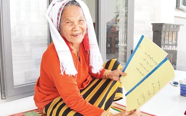 Bà Châu Thị Đông giới thiệu các tác phẩm nghệ thuật Ariya do bà sưu tầm và đóng tập làm tài liệu trình diễn và truyền dạy cho con cháu trong tộc họ văn hóa dân tộc mình.
