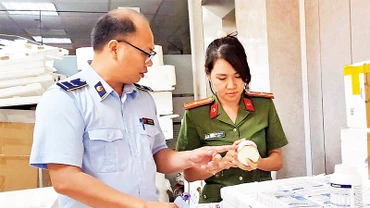 Lực lượng chức năng kiểm tra hàng hóa trên địa bàn Hà Nội.
