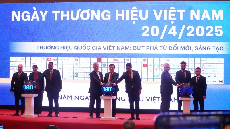 Các đại biểu thực hiện nghi thức Khai mạc Tuần lễ Thương hiệu Quốc gia Việt Nam năm 2025.