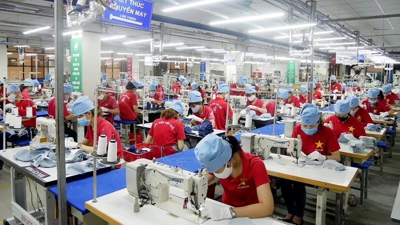 Sản xuất hàng dệt may xuất khẩu tại Tổng công ty May 10. (Ảnh: QUỲNH CHI)